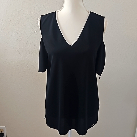 Calvin Klein Womens off the shoulder top. In black, size medium. - Picture 6 of 10
